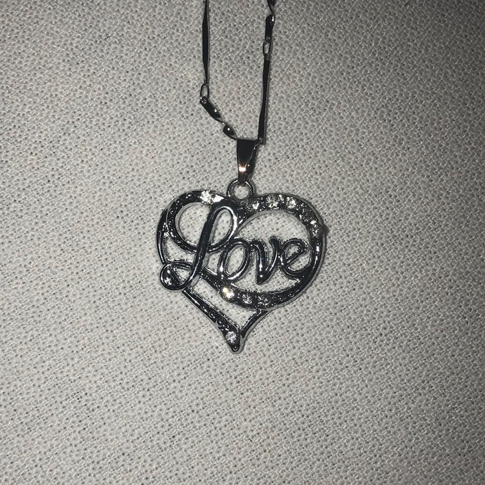FASHION JEWELRY Love/Heart necklace NWOT - Picture 1 of 4